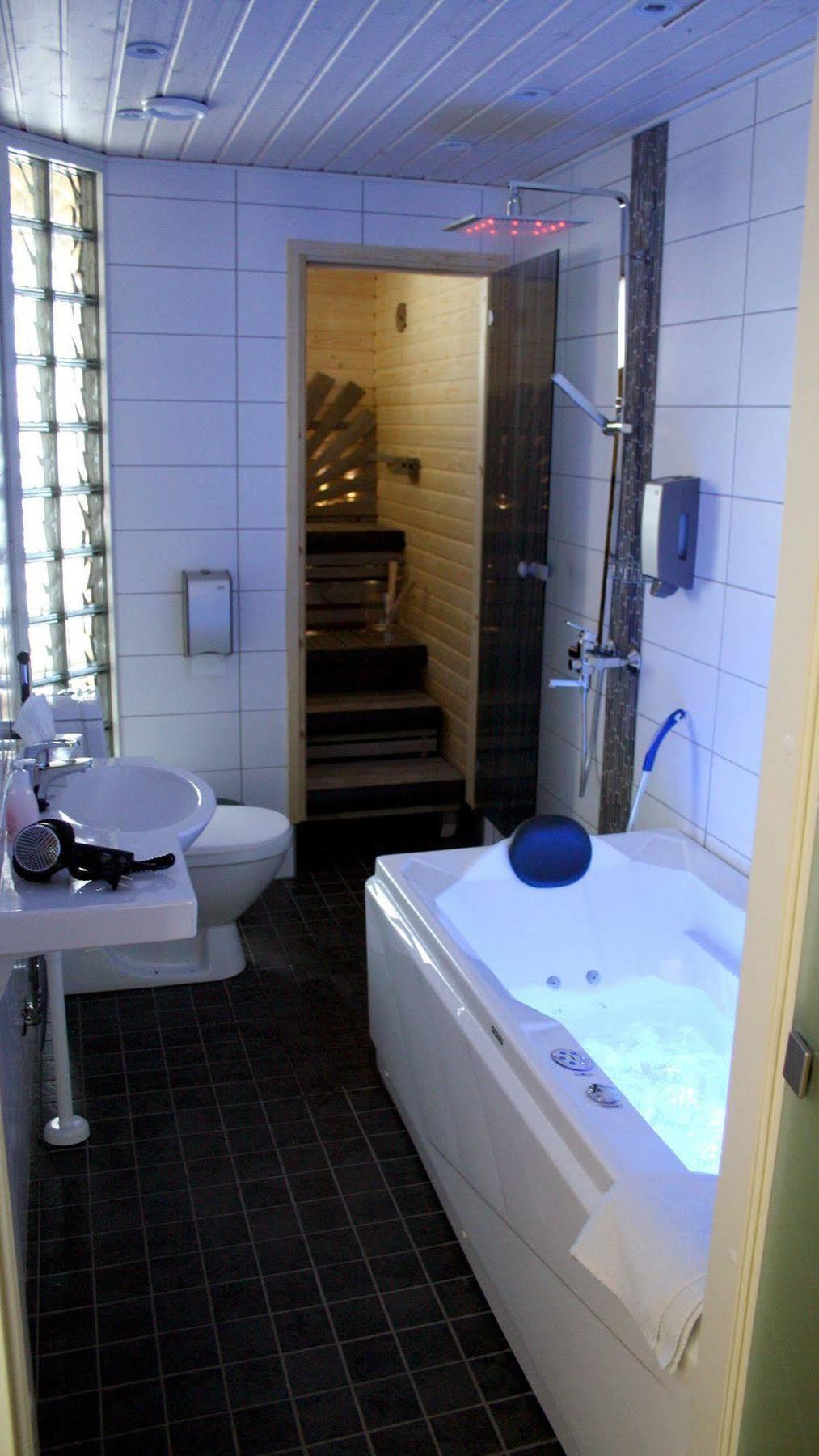 Samantta Hotel&Restaurant Haukipudas Bagian luar foto